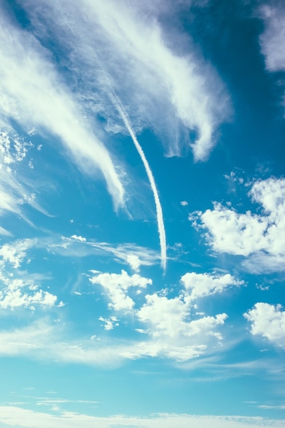 ジェット煙と真っ青な空と白い雲