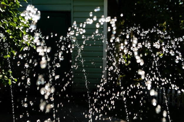 Foto i getti di acqua di una fontana che spruzza in una giornata di sole