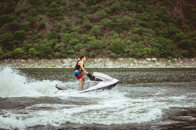 Jetski op het meer tijdens feest