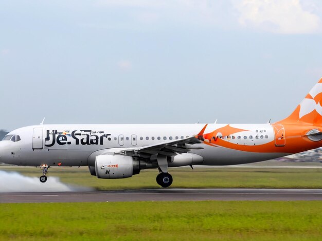 Photo jetstar pacific airlines airbus a320 landing at tan son nhat airport sgn ai_generated