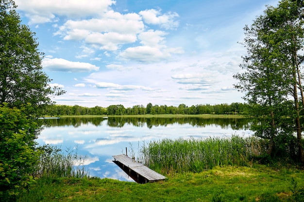 пристань на реке, отражение неба в воде