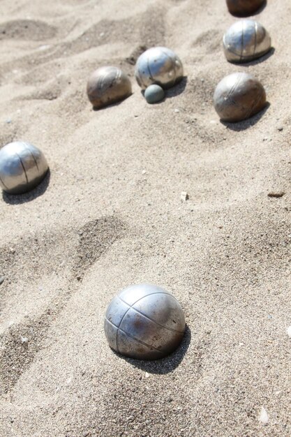 Jeu de boules spelen in het zand