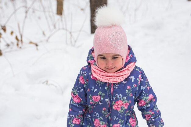 Jeugd en kinderen concept - babymeisje lopen in de winter buiten