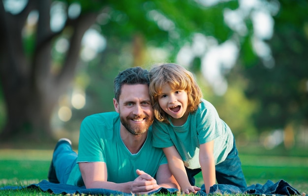 Jeugd en ouderschap kids concept gelukkige vader en zoon samen buiten spelen