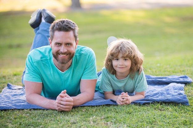 Jeugd en ouderschap kids concept gelukkige vader en zoon samen buiten spelen