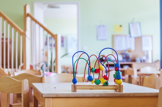 Jeugd- en socialisatieconcept Kleurrijk houten speelgoed in de kleuterschool