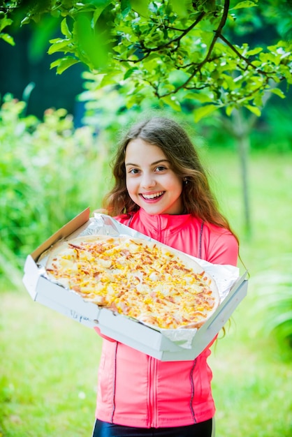 Jeugd geluk junk food concept gelukkig kind houdt grote pizza maaltijd levering hongerig kind eet pizza ziet er smakelijk en perfect uit, voel echte honger wie geeft om dieet haar favoriete eten