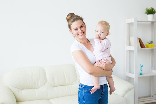 Jeugd, gezin en moederschap concept - moeder die lief babymeisje houdt