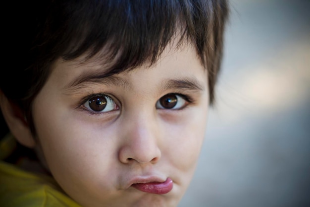 Jeugd, schattige kleine babyjongen spelen op speelplaats