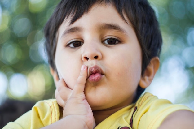 Jeugd spelen, schattige kleine babyjongen op de speelplaats