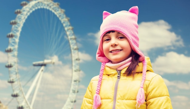 jeugd, toerisme, reizen, vakantie en mensenconcept - gelukkig mooi meisje over de achtergrond van het wiel van de veerboot van Londen