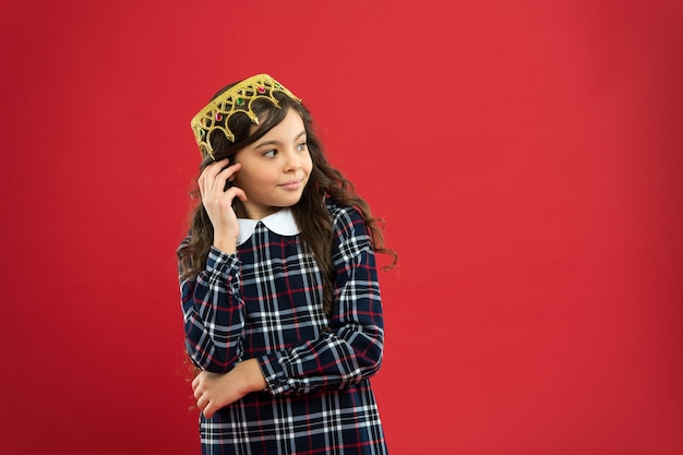 Jeugdgeluk Gelukkig klein meisje Schoonheid en mode klein meisje kind met perfect haar klein kind mode Internationale kinderdag perfect missen kopie ruimte Stijlvol en zelfverzekerd