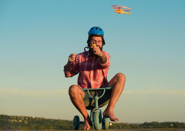 Jeugdherinnering grappige man op een kleine fiets