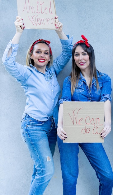 Jeugdige alliantie vrouwen eenheid in actie verticale foto