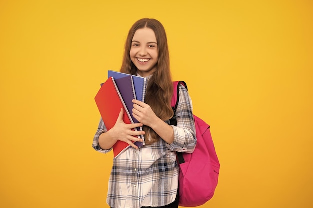 Jeugdonderwijs kind met werkboek student op de middelbare school