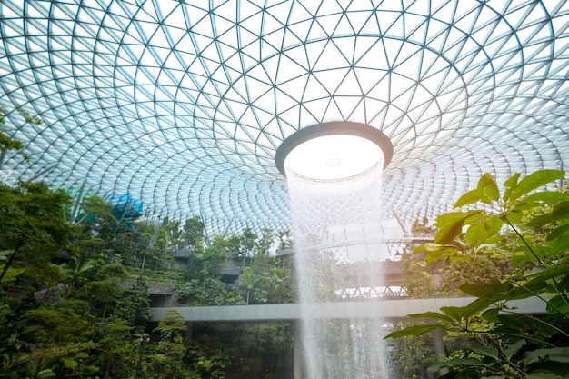 가장 유명한 에코 랜드마크인 식물이 있는 보석 창이 공항 인공 폭포 돔