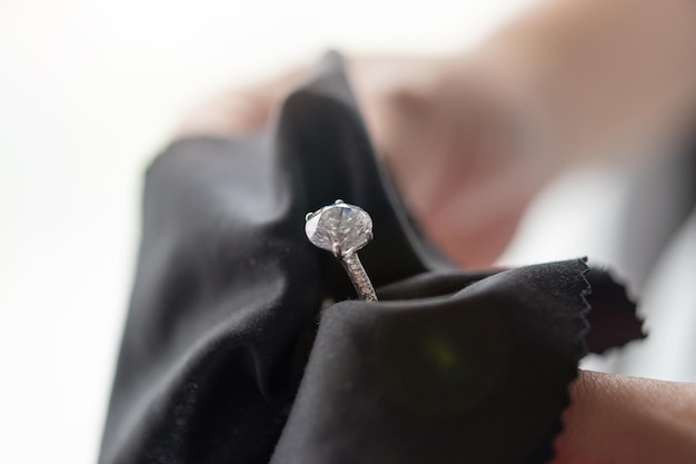 Ювелирное чистящее кольцо с бриллиантом и тканевой салфеткой