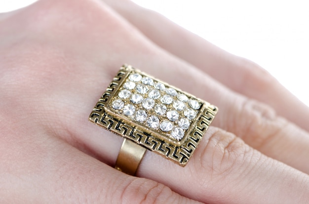 Ювелирное кольцо на пальце