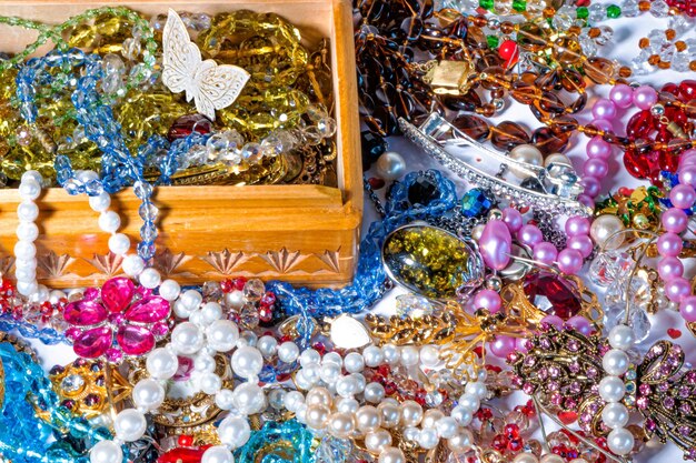 Jewelry box parel kralen en verschillende andere veelkleurige sieraden selectieve focus welvaart concept
