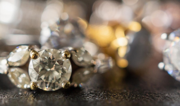 Jewelry diamanten ringen op zwarte achtergrond close-up