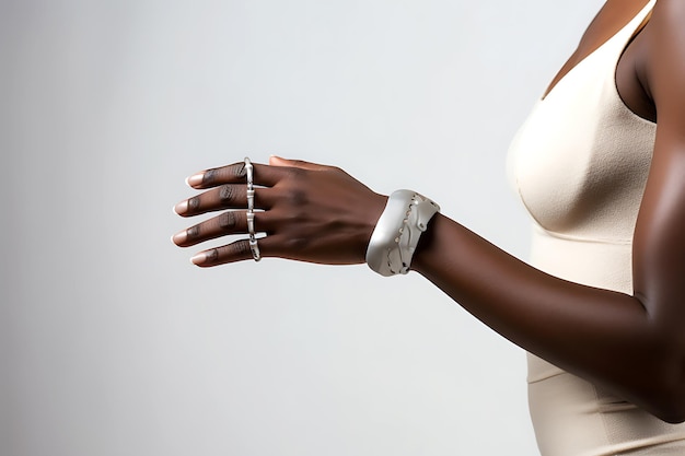 흰색 배경에 근접 촬영 한 아프리카 계 미국인 여성의 손에 보석 반지와 팔찌
