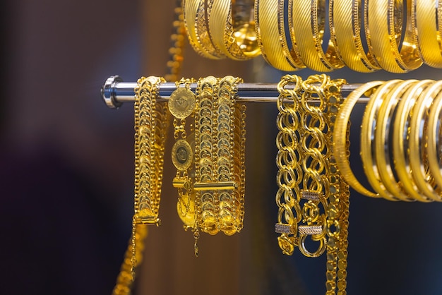 Vetrina della gioielleria con una vasta selezione di catene di bracciali gioielli in oro