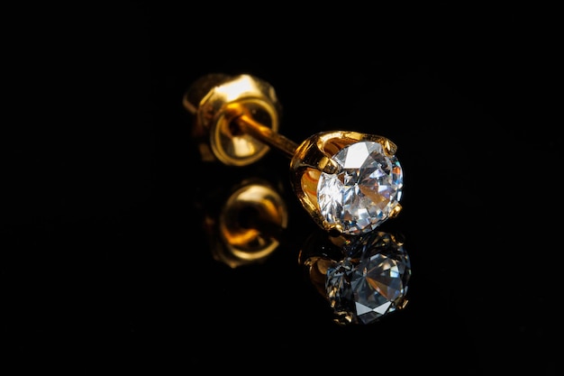 Ювелирные изделия с камнями серьги роскошные золотые серьги с бриллиантами драгоценности на черном фоне