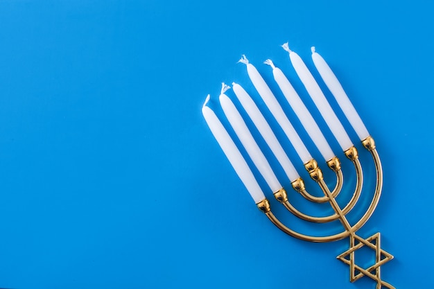 Photo jewish hanukkah menorah blue background top view copy space