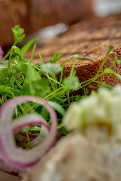 Photo jewish herring forshmak served with croutons