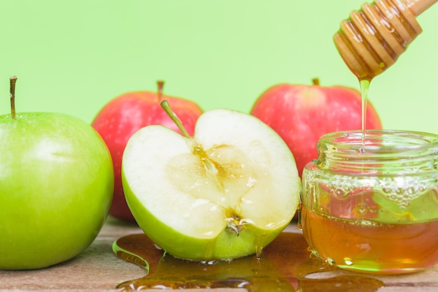 유태인 휴일 Apple Rosh Hashanah 사진에는 항아리에 꿀이 있고 녹색 사과에 꿀이 떨어집니다