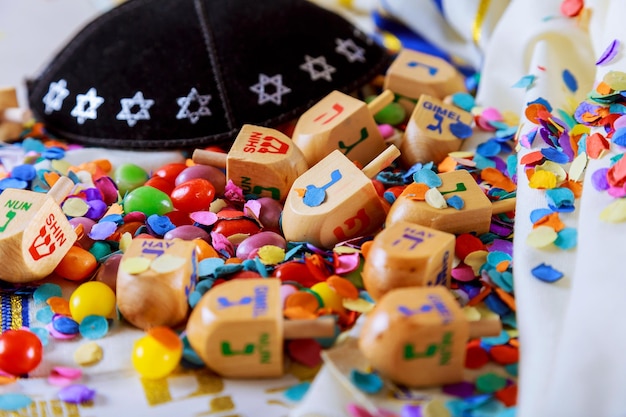 ユダヤ人の休日ドレイドル ユダヤ人のハヌカー祭の要素で構成される静物画