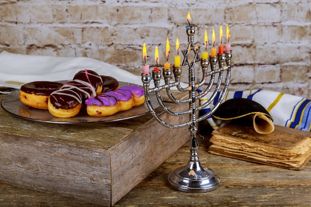 ビンテージ本枝の燭台とユダヤ人の祝日のハヌカの祭典