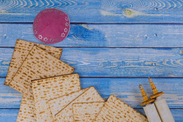 유태인 무교병 Matzah 및 Torah와 함께 유대인 휴일 유월절