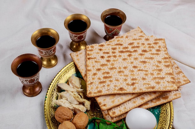 Фото Еврейский праздник пасха с празднованием мацы-песа четыре чашки кошерного вина