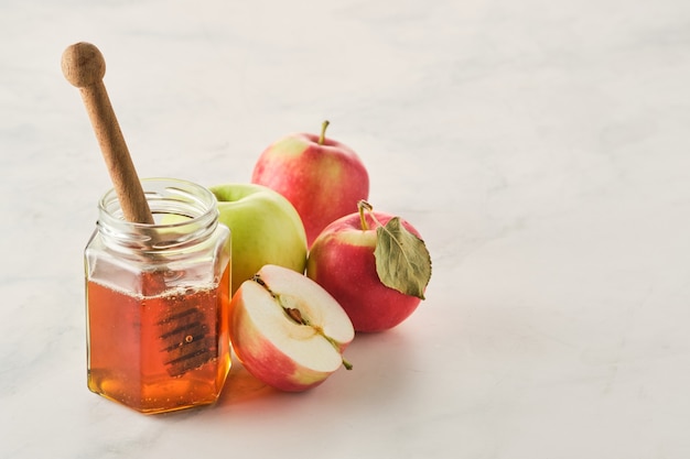 Фото Еврейский праздник рош ха-шана с медом и яблоками.
