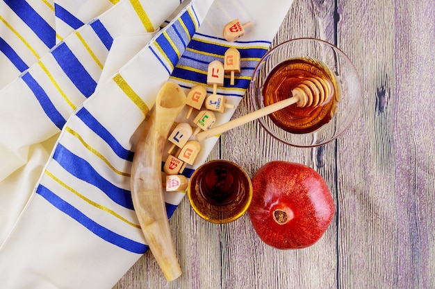 Photo jewish holiday tallit apples and pomegranate rosh hashana hebrew religious holiday