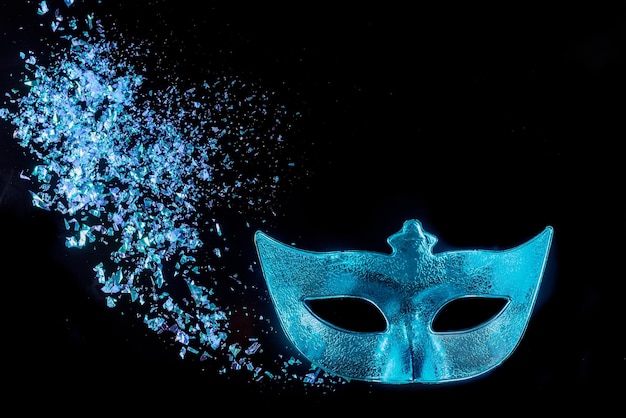 Maschera blu di carnevale di tradizione ebrea per celebrare purim