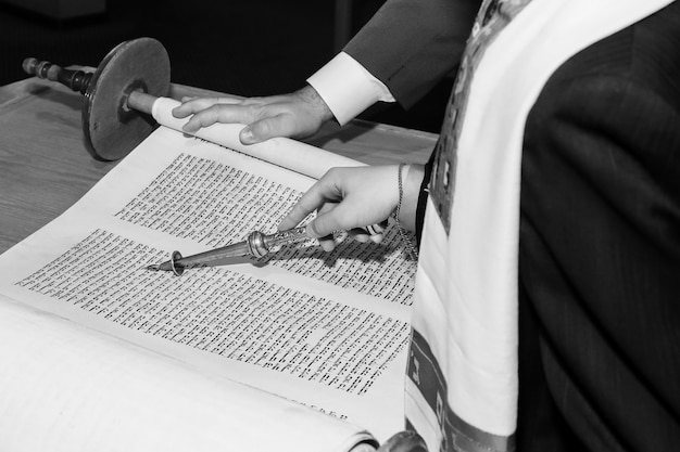 Photo jewish man dressed in ritual clothing