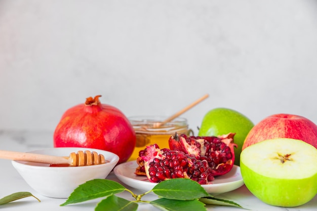 유대인의 새해 휴일인 로쉬 하샤나 (Rosh Hashanah) 는 색에 달과 달과 사과를 담은 배경이다.