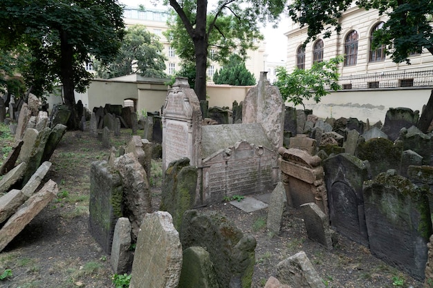 写真 プラハのユダヤ人の古い墓地