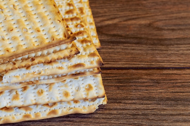 Prodotti ebrei, cibo, pesah di pesach su fondo di legno.