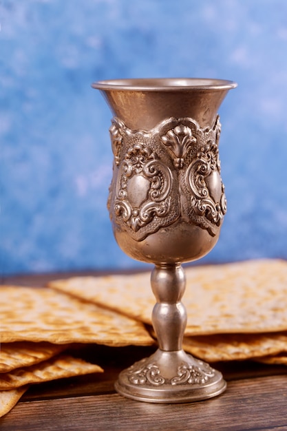 Foto coppa ebraica in argento con vino con matzos concetto di pasqua.