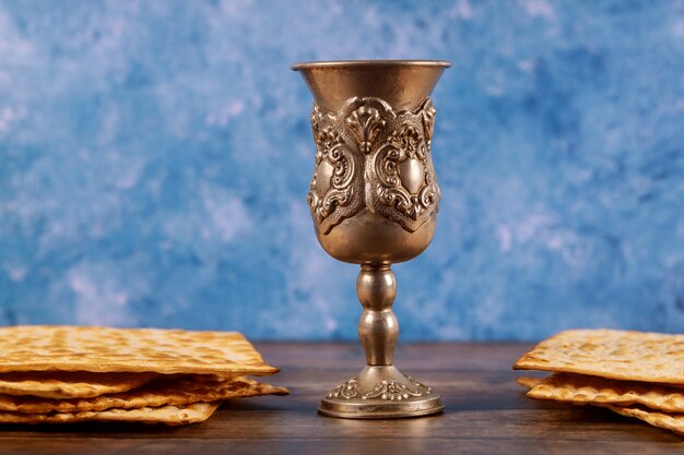 Photo jewish silver cup with wine with matzos passover concept