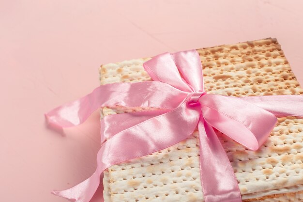 Photo jewish traditional passover matzo bread