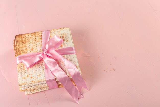 Photo jewish traditional passover matzo bread