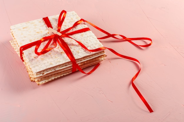 Photo jewish traditional passover matzo bread