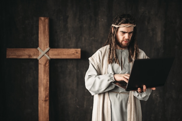 Jezus Christus gebruikt laptop