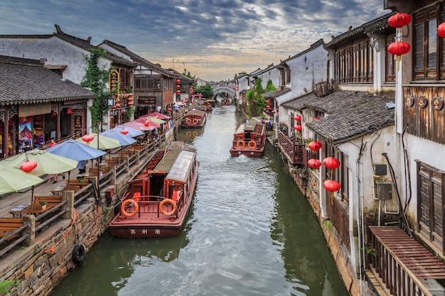 Foto jiangnan water village suzhou ancient town street