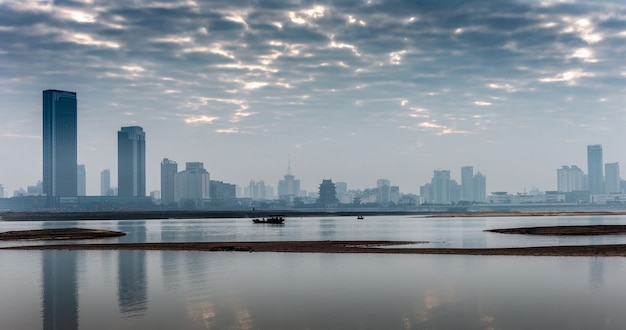 Foto jiangxi città della provincia di nanchang ganjiang fiume su entrambi i lati dell'edificio, la mattina