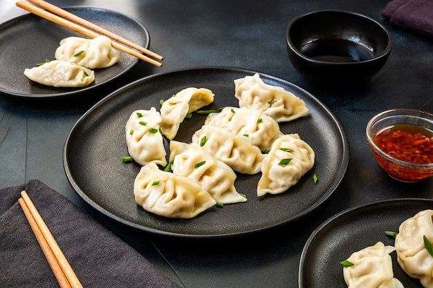 写真 黒い皿に餃子餃子を蒸した